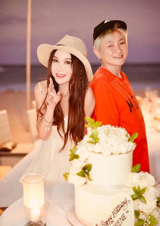 温碧霞穿白色吊带长裙 与家人合影笑容灿烂娇若少女