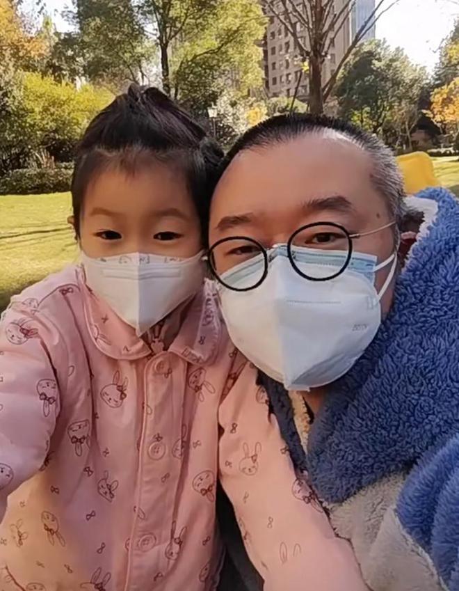 涂磊回应被女生举报强奸，已前往警局报案，现场画面曝光