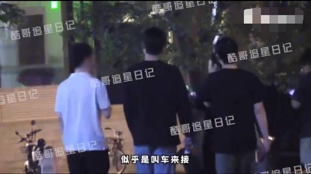 陈飞宇陪陈红看电影 为妈妈开门尽显贴心