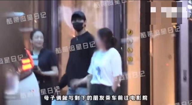 陈飞宇陪陈红看电影 为妈妈开门尽显贴心