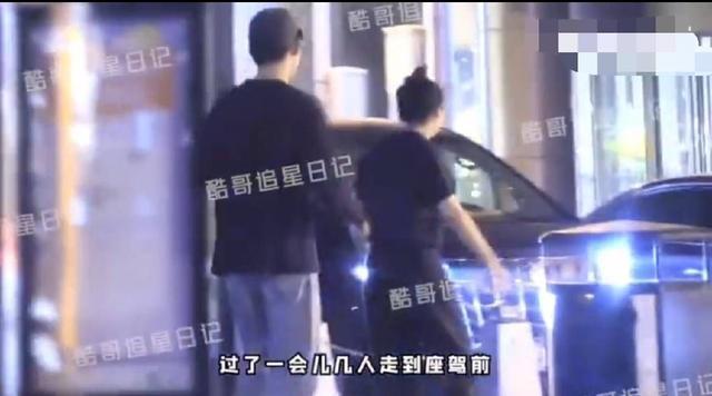 陈飞宇陪陈红看电影 为妈妈开门尽显贴心