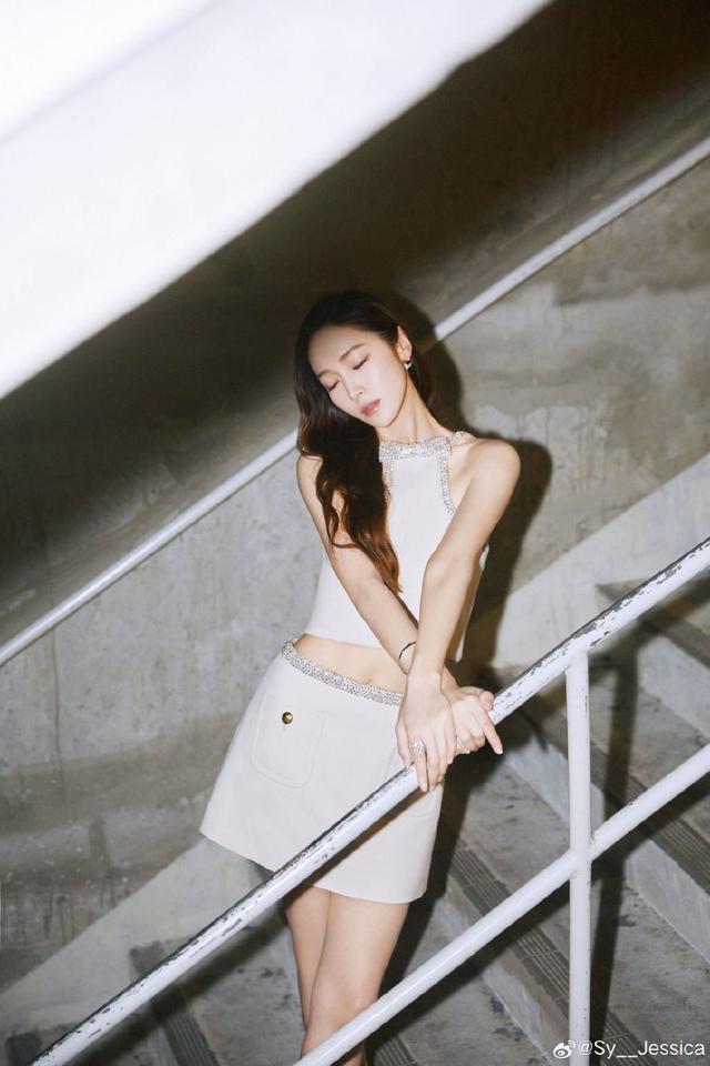 郑秀妍穿露腰装拍楼梯间大片 妆容精致皮肤白皙身材好