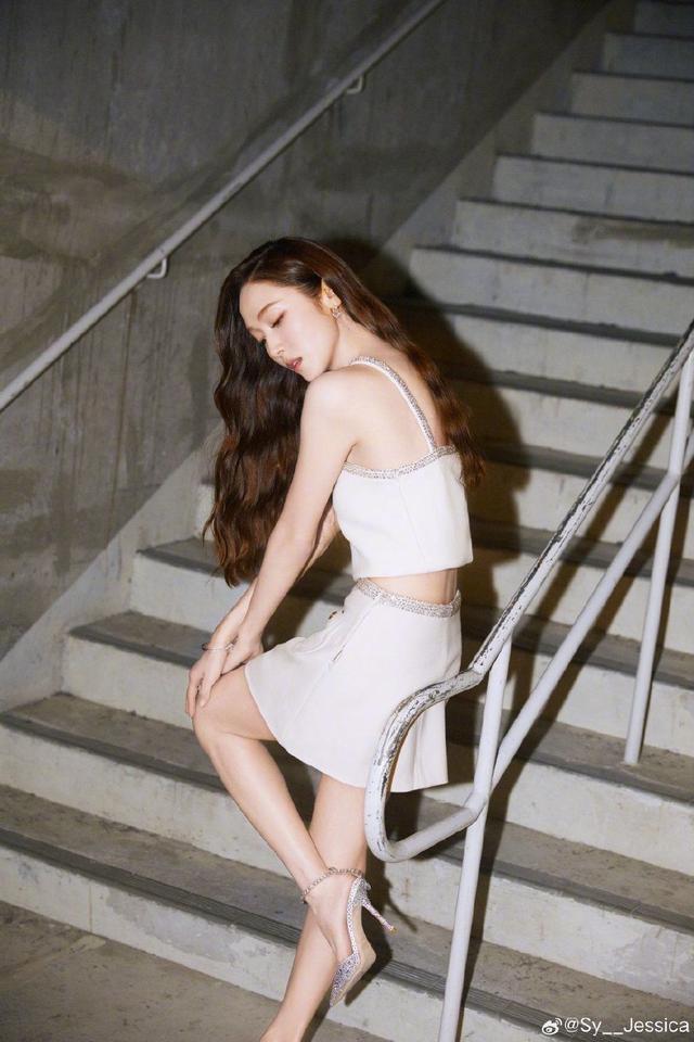 郑秀妍穿露腰装拍楼梯间大片 妆容精致皮肤白皙身材好
