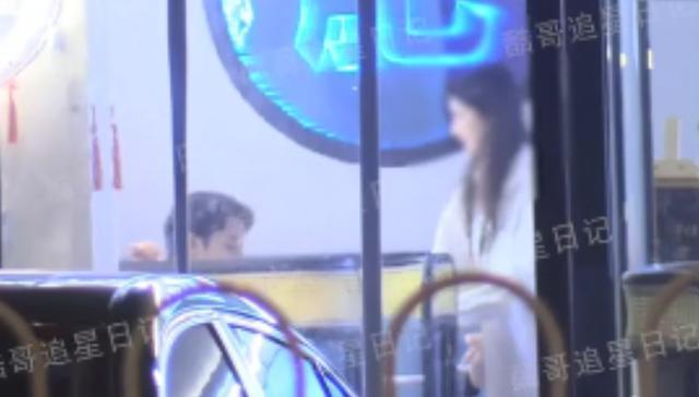 木子洋与一女生牵手约会 同回小区疑似恋情曝光