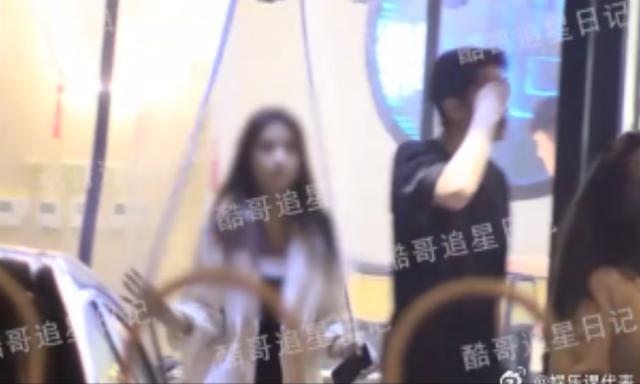 木子洋与一女生牵手约会 同回小区疑似恋情曝光
