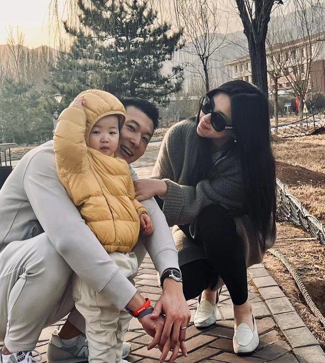 朱珠获老公孩子探班，1岁女儿推妈妈拒绝亲密互动显疏远