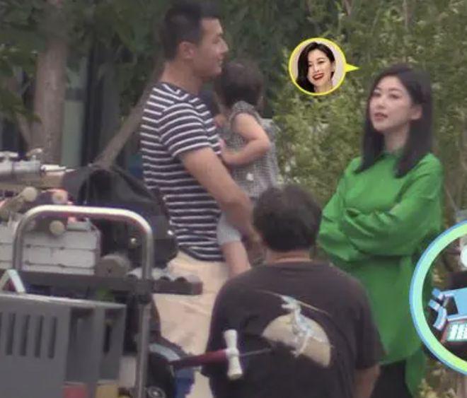 朱珠获老公孩子探班，1岁女儿推妈妈拒绝亲密互动显疏远