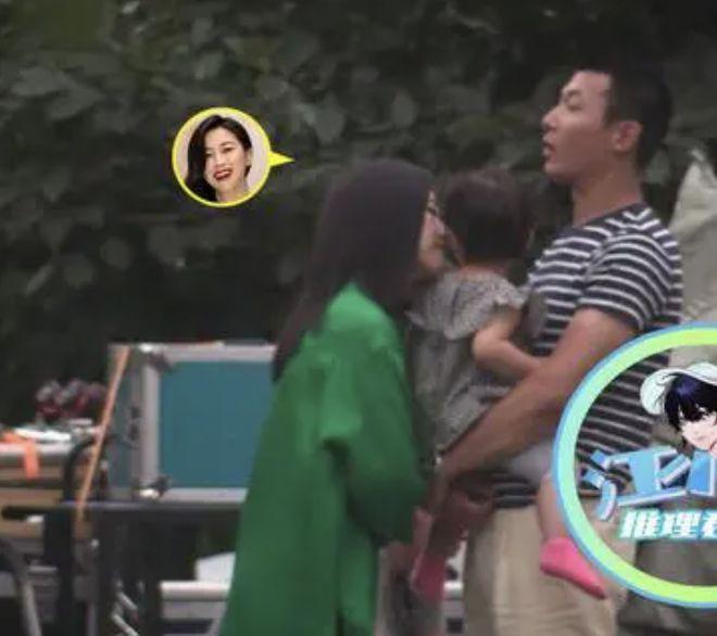 朱珠获老公孩子探班，1岁女儿推妈妈拒绝亲密互动显疏远