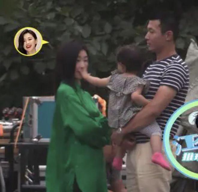 朱珠获老公孩子探班，1岁女儿推妈妈拒绝亲密互动显疏远