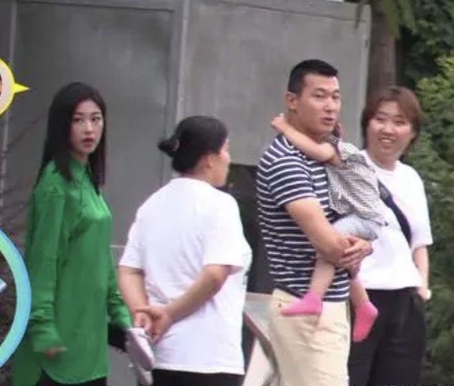 朱珠获老公孩子探班，1岁女儿推妈妈拒绝亲密互动显疏远