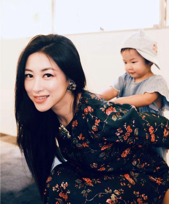 朱珠获老公孩子探班，1岁女儿推妈妈拒绝亲密互动显疏远