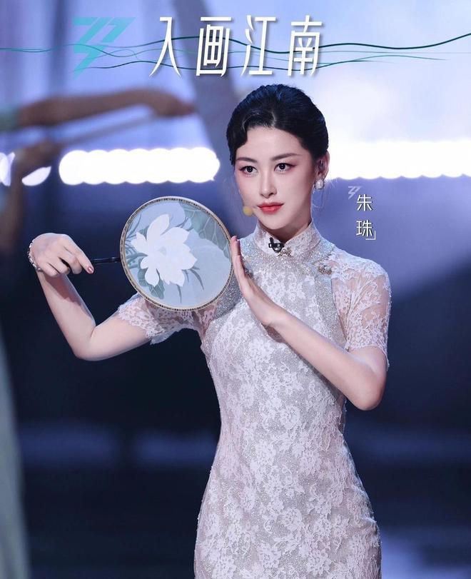 朱珠获老公孩子探班，1岁女儿推妈妈拒绝亲密互动显疏远