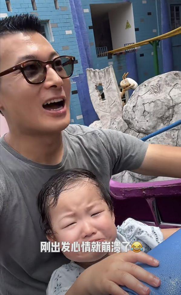 朱珠获老公孩子探班，1岁女儿推妈妈拒绝亲密互动显疏远