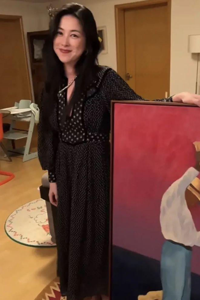 朱珠获老公孩子探班，1岁女儿推妈妈拒绝亲密互动显疏远