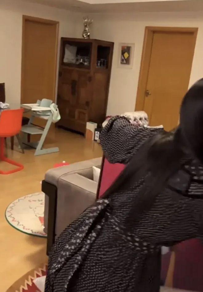 朱珠获老公孩子探班，1岁女儿推妈妈拒绝亲密互动显疏远