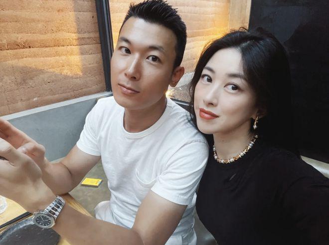 朱珠获老公孩子探班，1岁女儿推妈妈拒绝亲密互动显疏远