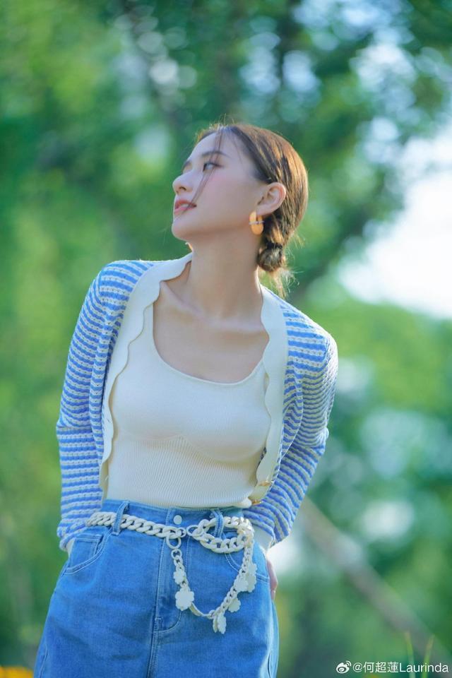 何超莲夏日写真清新靓丽 扎双丸子头浅笑甜似少女