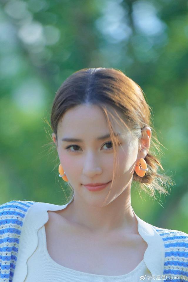 何超莲夏日写真清新靓丽 扎双丸子头浅笑甜似少女