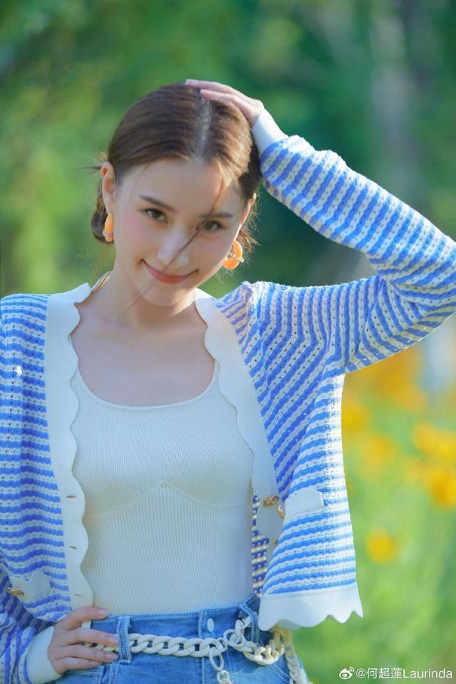 何超莲夏日写真清新靓丽 扎双丸子头浅笑甜似少女