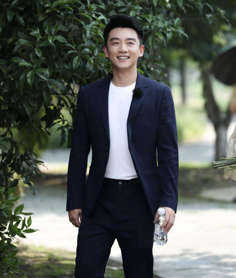 网曝郑恺嫖娼被抓苗苗正在公关，本尊火速辟谣定位自证清白