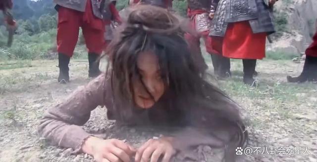 全妆出场造型精致，“迪丽热巴”们演的难民，把我看笑了