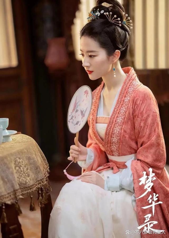 全妆出场造型精致，“迪丽热巴”们演的难民，把我看笑了