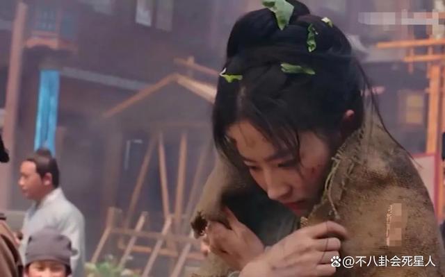 全妆出场造型精致，“迪丽热巴”们演的难民，把我看笑了