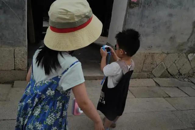 朱丹晒一家四口出游，周一围背着一双儿女大展爸爸力，幸福洋溢