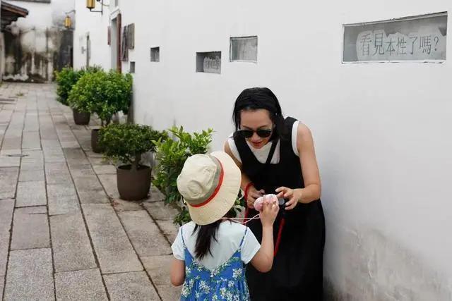 朱丹晒一家四口出游，周一围背着一双儿女大展爸爸力，幸福洋溢