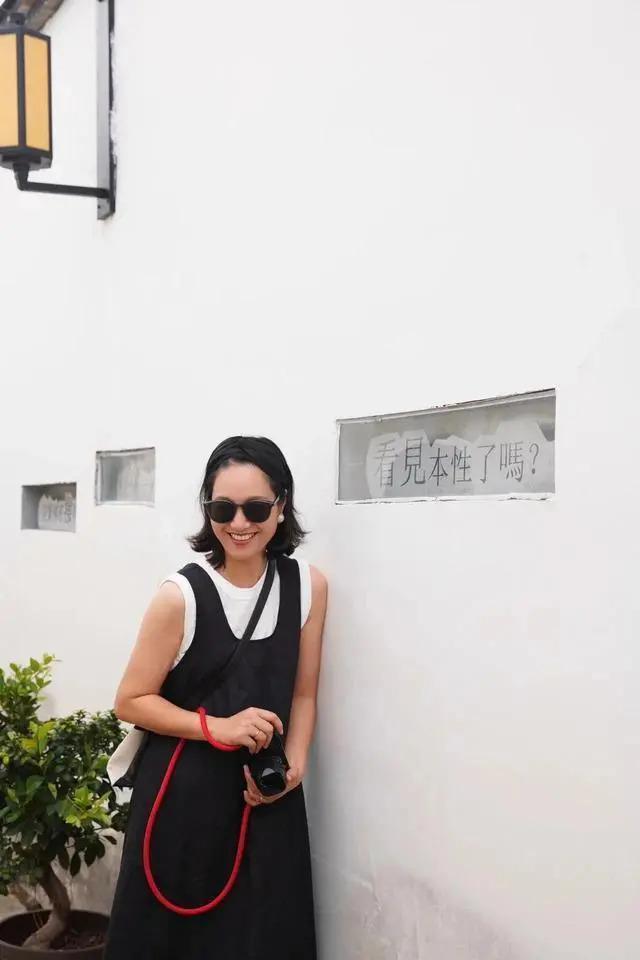 朱丹晒一家四口出游，周一围背着一双儿女大展爸爸力，幸福洋溢