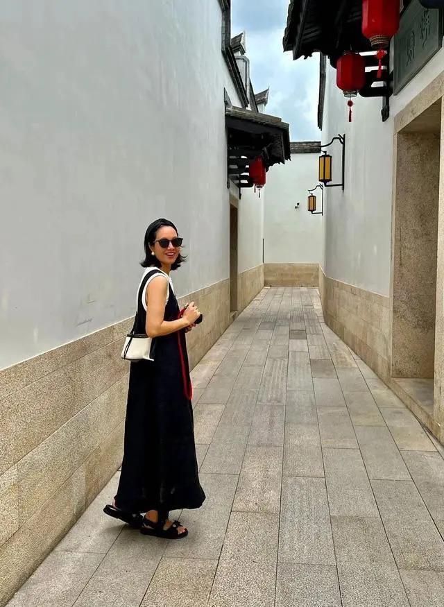 朱丹晒一家四口出游，周一围背着一双儿女大展爸爸力，幸福洋溢