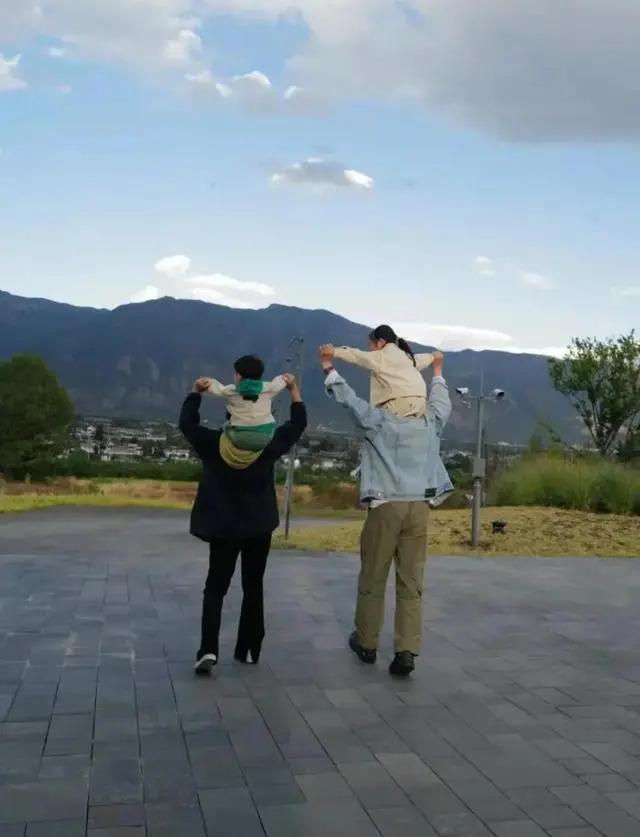 朱丹晒一家四口出游，周一围背着一双儿女大展爸爸力，幸福洋溢