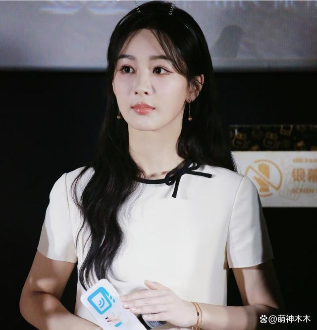 女明星最新生图，关晓彤浮肿，热巴脸部崎岖，杨紫腿型被嘲