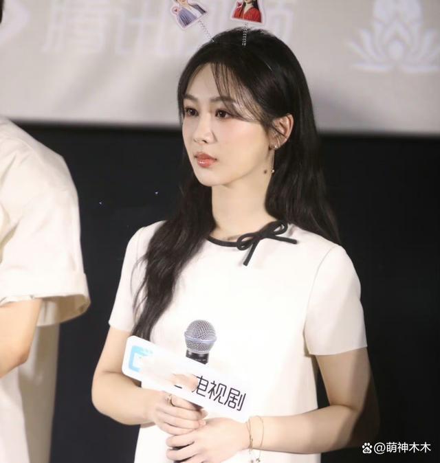 女明星最新生图，关晓彤浮肿，热巴脸部崎岖，杨紫腿型被嘲