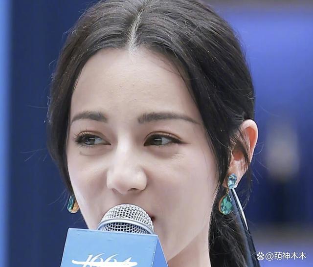 女明星最新生图，关晓彤浮肿，热巴脸部崎岖，杨紫腿型被嘲