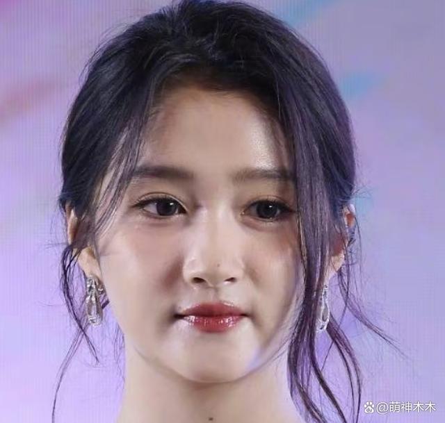 女明星最新生图，关晓彤浮肿，热巴脸部崎岖，杨紫腿型被嘲