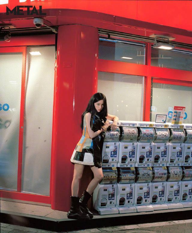 欧阳娜娜波光鳞片AI感造型大片 前卫时尚表现力满分