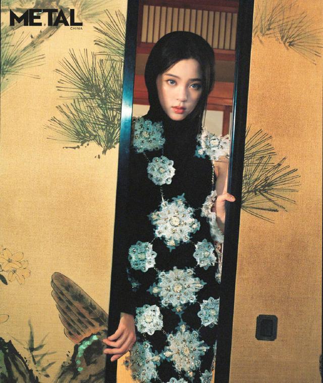 欧阳娜娜波光鳞片AI感造型大片 前卫时尚表现力满分