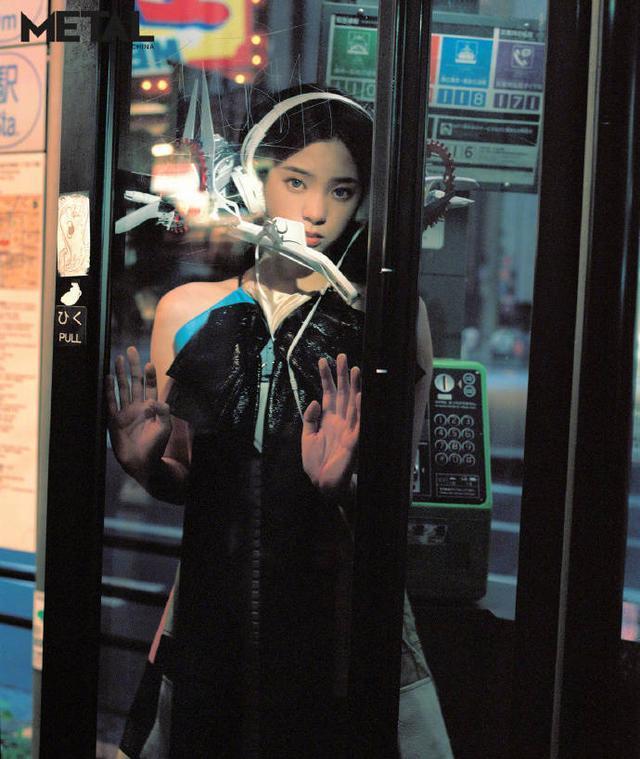 欧阳娜娜波光鳞片AI感造型大片 前卫时尚表现力满分