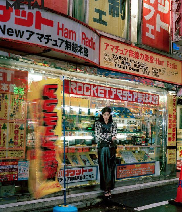 欧阳娜娜波光鳞片AI感造型大片 前卫时尚表现力满分