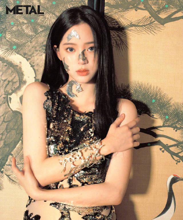 欧阳娜娜波光鳞片AI感造型大片 前卫时尚表现力满分