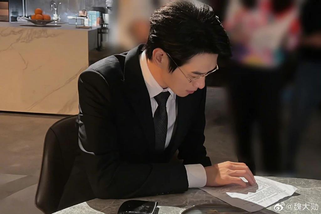 配角掀桌：脚踢待爆帝，手撕资选咖