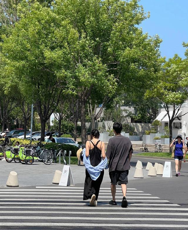 网友阿那亚偶遇高圆圆赵又廷 两人牵手过马路甜蜜依旧