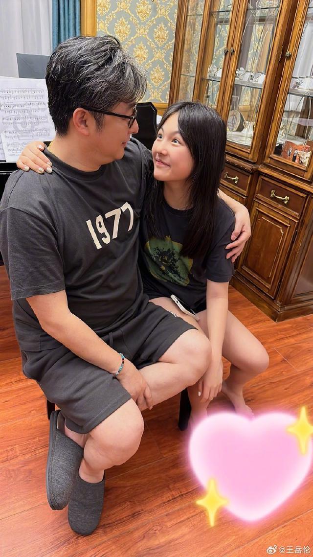 王岳伦回应与美女看王嘉尔演唱会 晒与王诗龄合照画面有爱