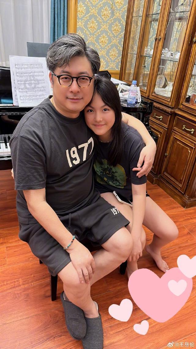 王岳伦回应与美女看王嘉尔演唱会 晒与王诗龄合照画面有爱