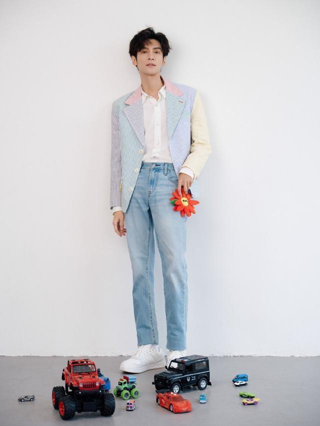 罗云熙35岁生日写真大片 穿浅色西装手持气球花清爽帅气