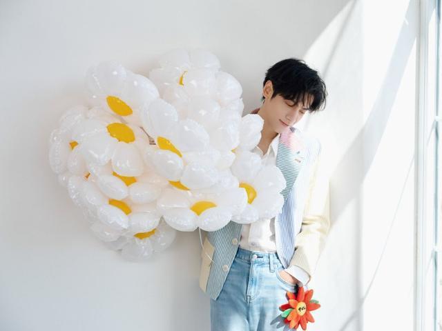 罗云熙35岁生日写真大片 穿浅色西装手持气球花清爽帅气