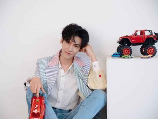 罗云熙35岁生日写真大片 穿浅色西装手持气球花清爽帅气