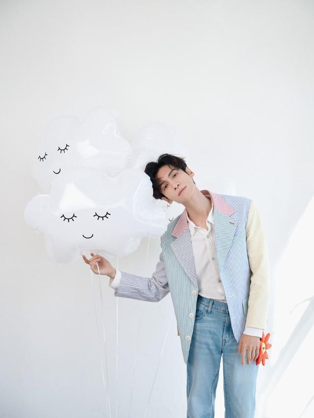 罗云熙35岁生日写真大片 穿浅色西装手持气球花清爽帅气