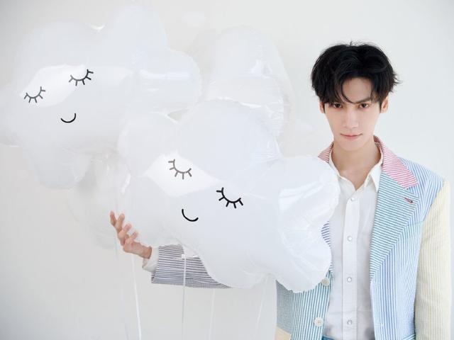 罗云熙35岁生日写真大片 穿浅色西装手持气球花清爽帅气